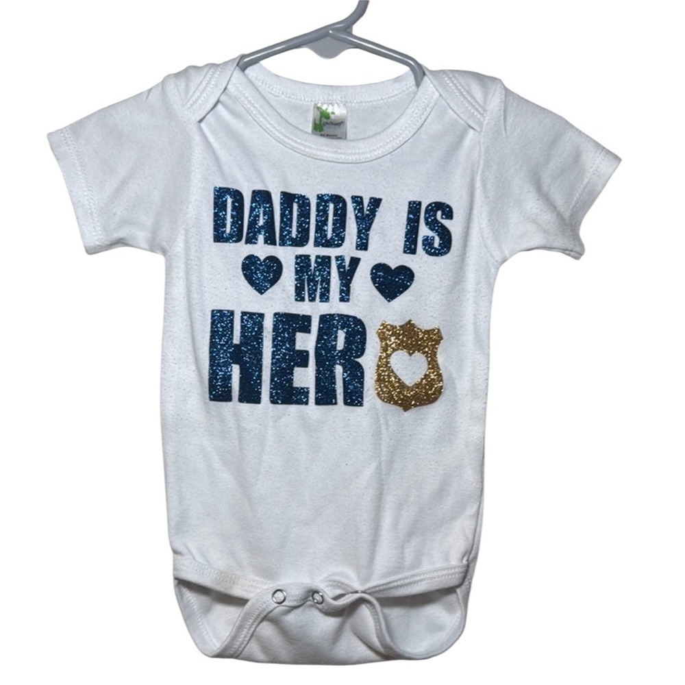Baby Onesie White “Daddy Is My Hero” Police Onesie Short Sleeve Size 3-6 Months
